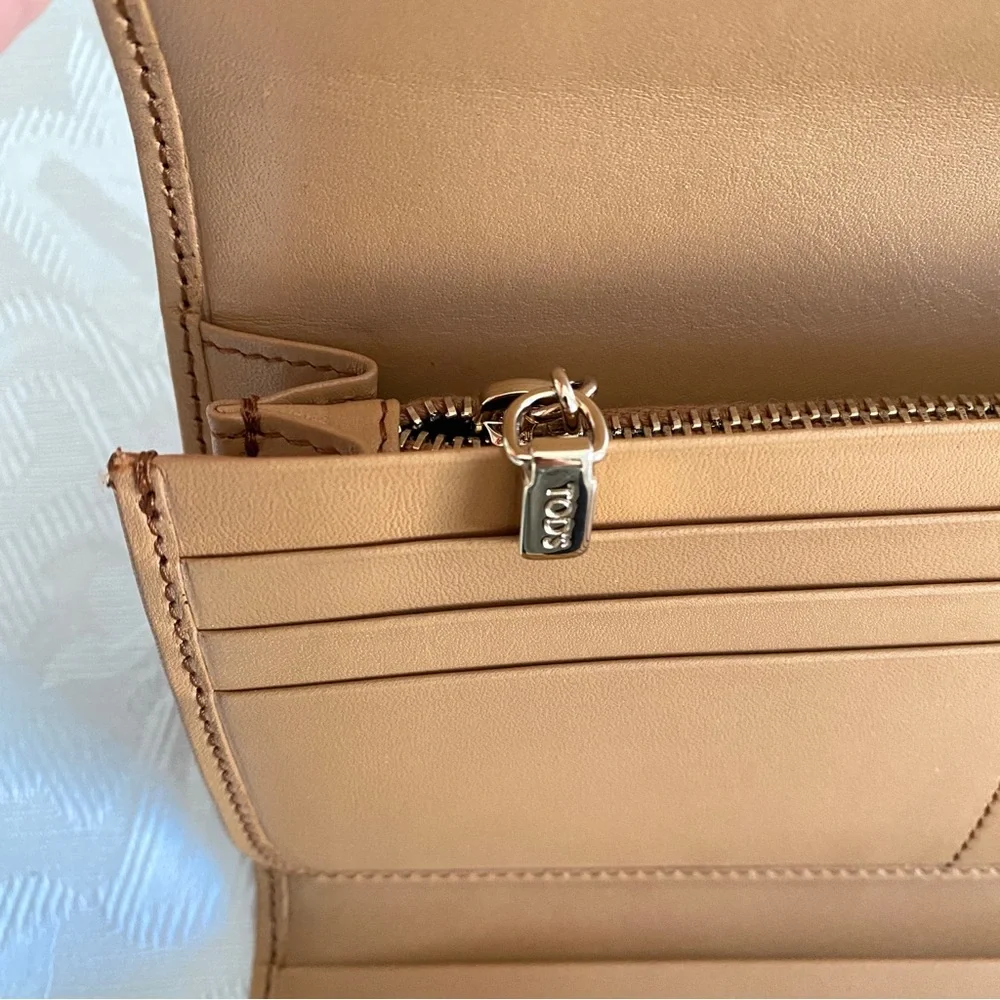 Tod's cognac brown leather wallet